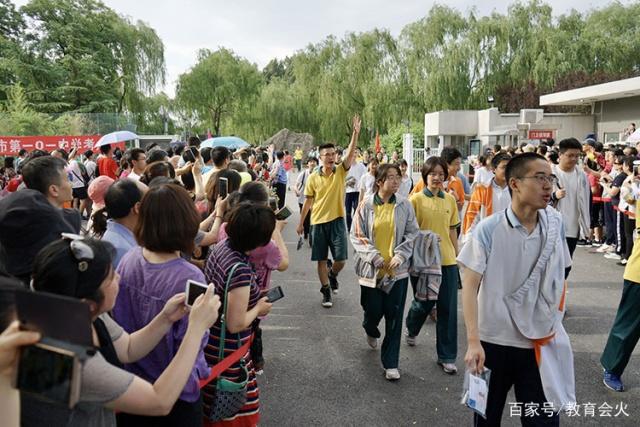 葛军再次刷新高考数学难度，学生感叹选做题只能混2分