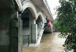 石家庄暴雨为何让桥洞秒变 水帘洞 ？