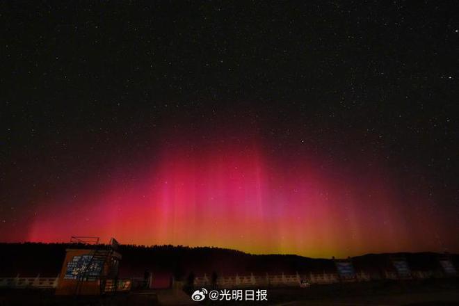 太阳打个喷嚏 漠河夜空现极光  第2张