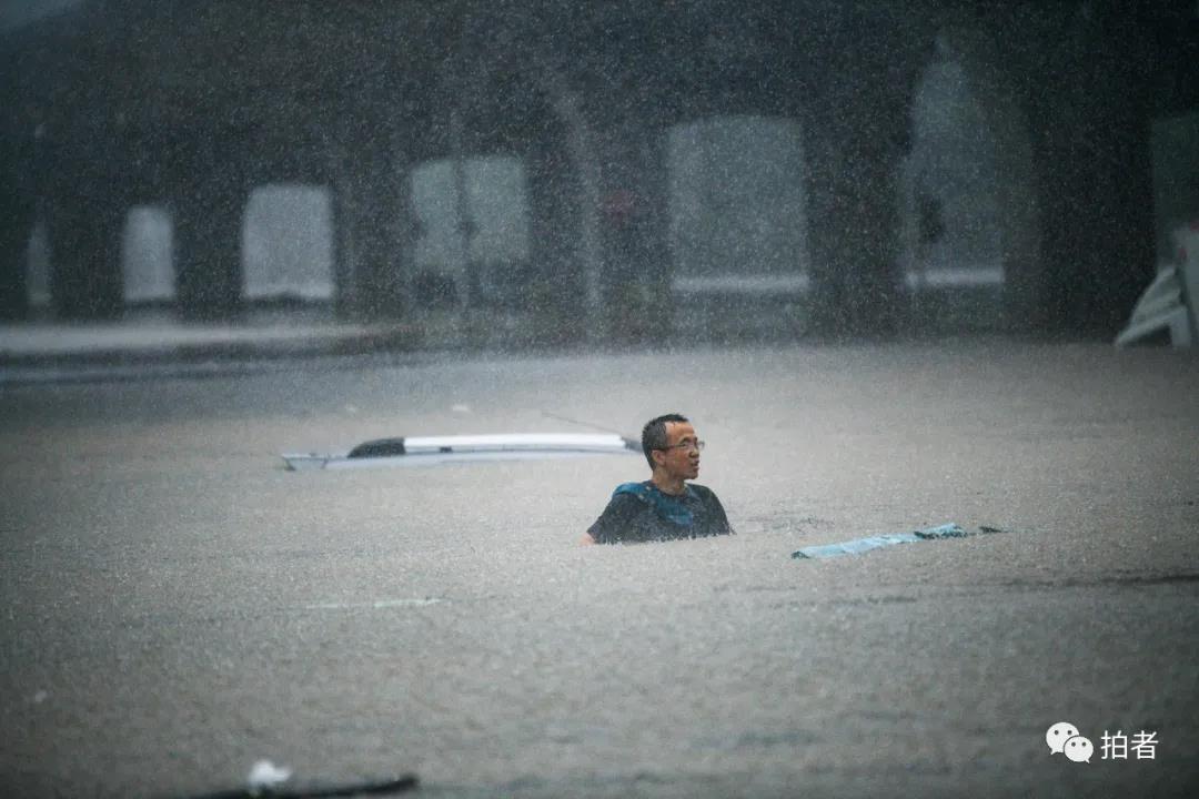 河南暴雨积水中仰泳真的可行吗？  第1张