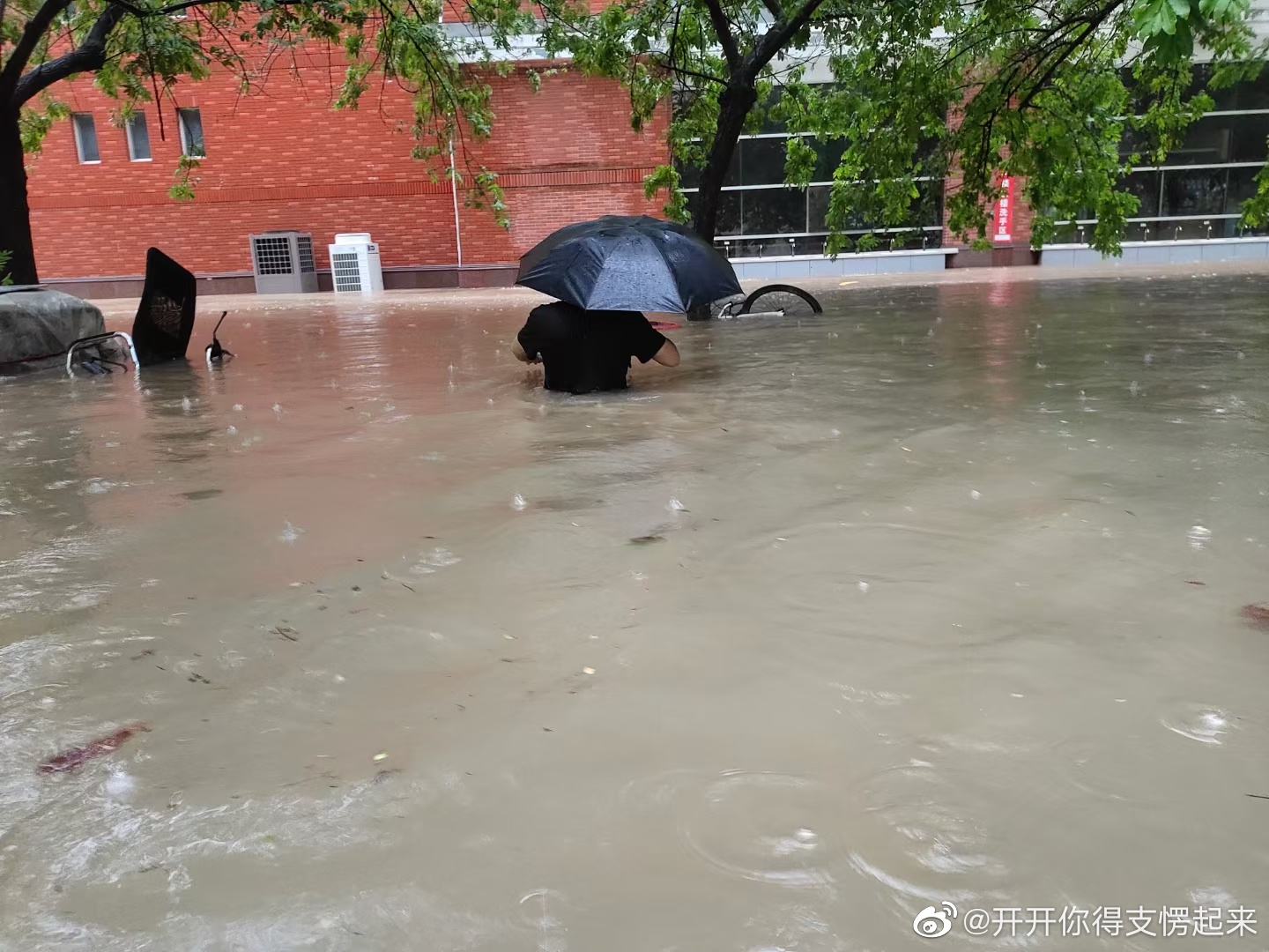 河南暴雨积水中仰泳真的可行吗？  第3张