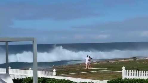 情侣海浪拥吻遇险事件 浪漫背后藏着多少隐患  第3张