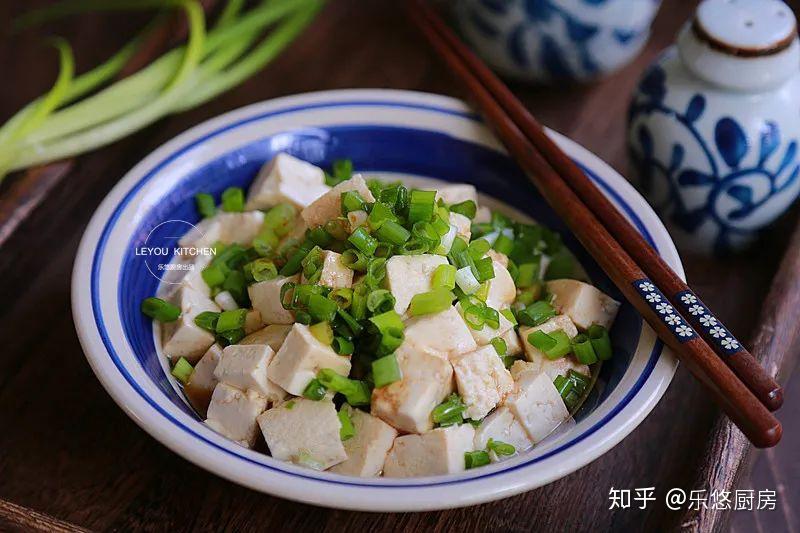 小葱拌豆腐：一道简单而经典的美味菜肴