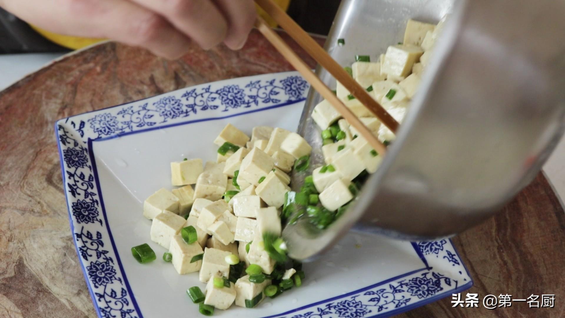 小葱拌豆腐：一道简单而经典的美味菜肴