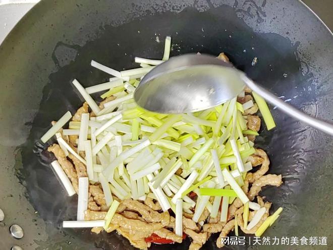 韭黄抄肉丝_韭黄炒肉丝简单做法_韭黄炒肉丝