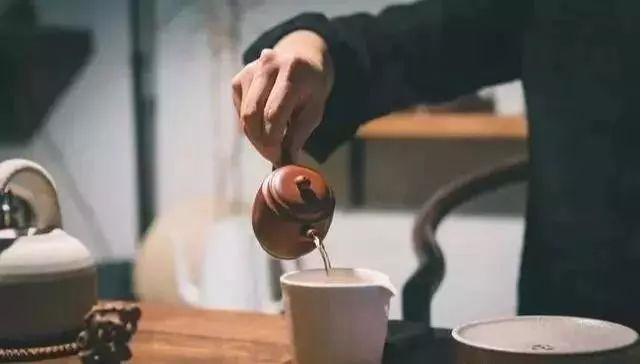 杯泡茶玻璃好还是塑料_杯泡茶玻璃好还是陶瓷_玻璃杯泡茶好吗?